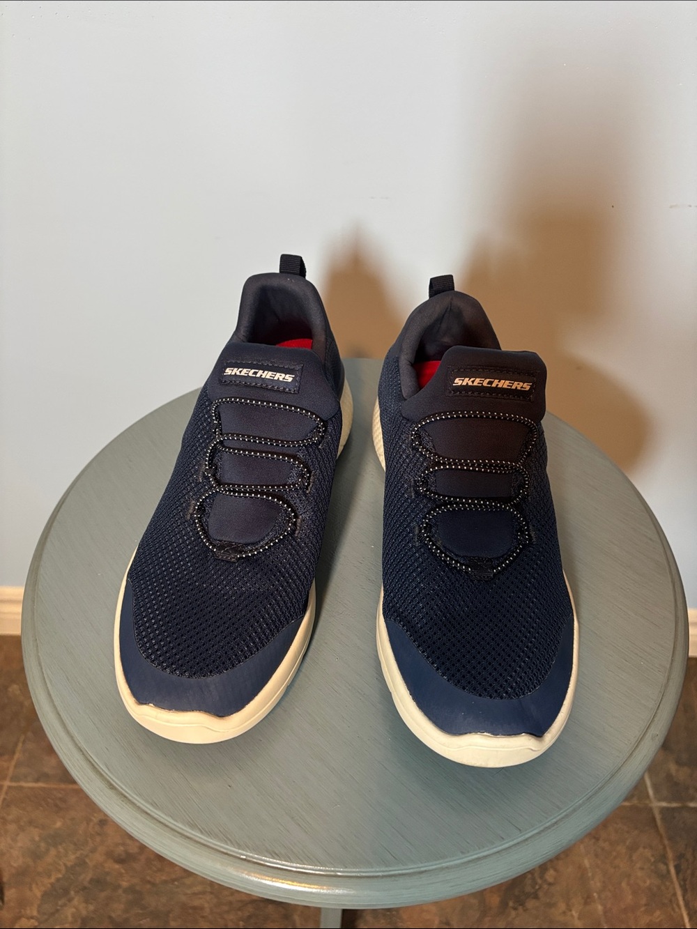 Skechers Womenโs Navy Slip Resistant Casual Sneakers with White Sole. Size 9.